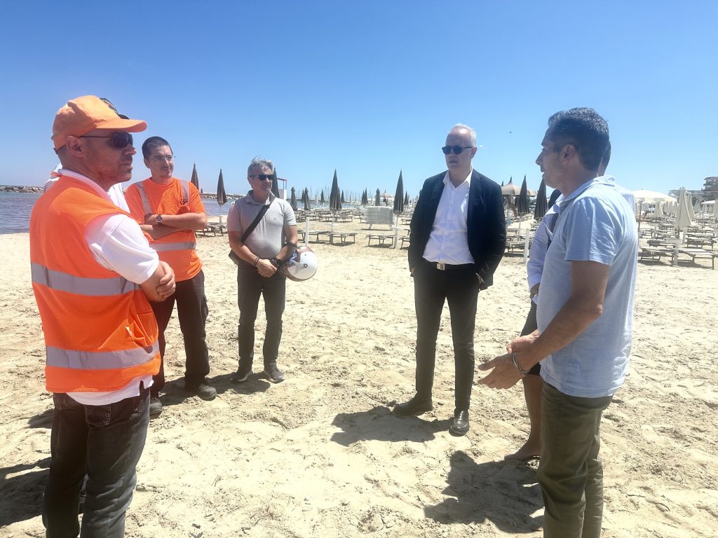 Liquami in mare a Civitanova, emesso il divieto di balneazione presso il fosso di Maranello