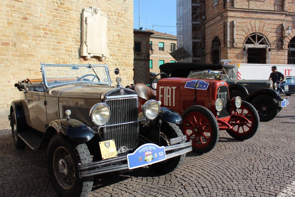 Sibillini e Dintorni: la piazza di Sant’Angelo diventa salotto per auto d’epoca