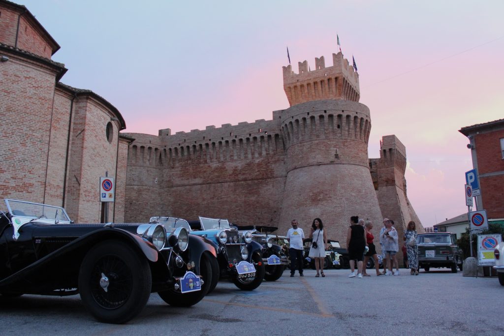 Sibillini e Dintorni: la carovana d’auto storiche approda a Loro Urbisaglia e Montelupone