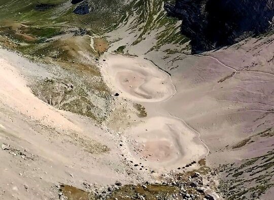 Lago di Pilato asciutto dal caldo. L’esperta Marcelli: “Escursionisti non calpestate il bacino, a rischio le uova di chirocefalo”.