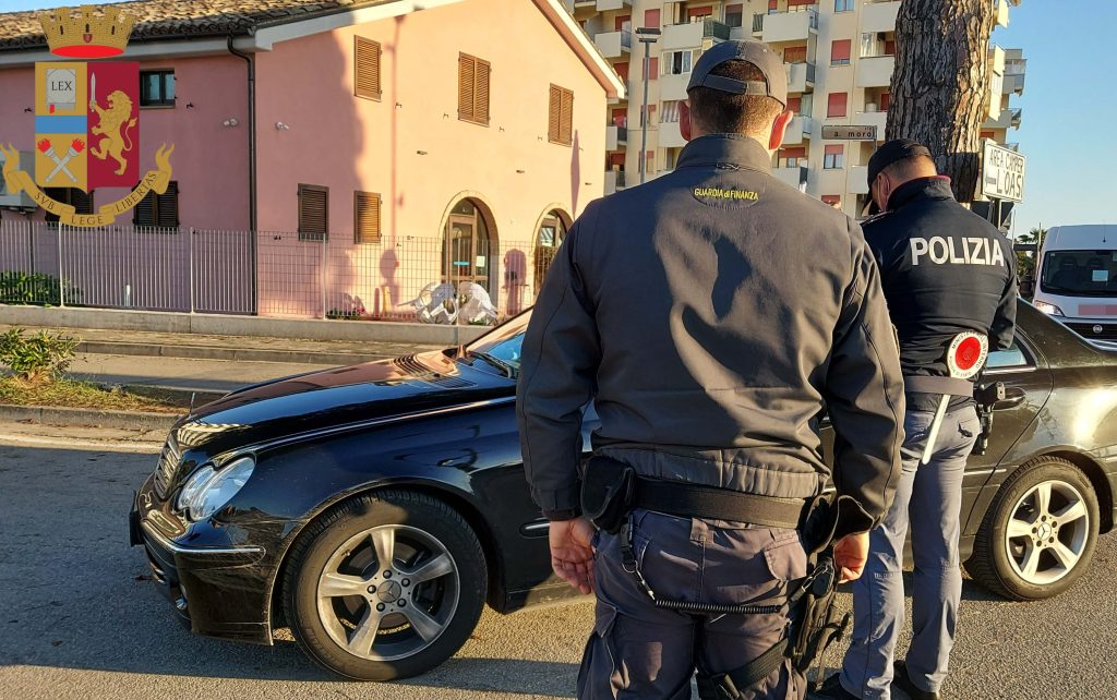 Tre Archi: la polizia arresta un giovane magrebino irregolare e una donna con 400 grammi di droga