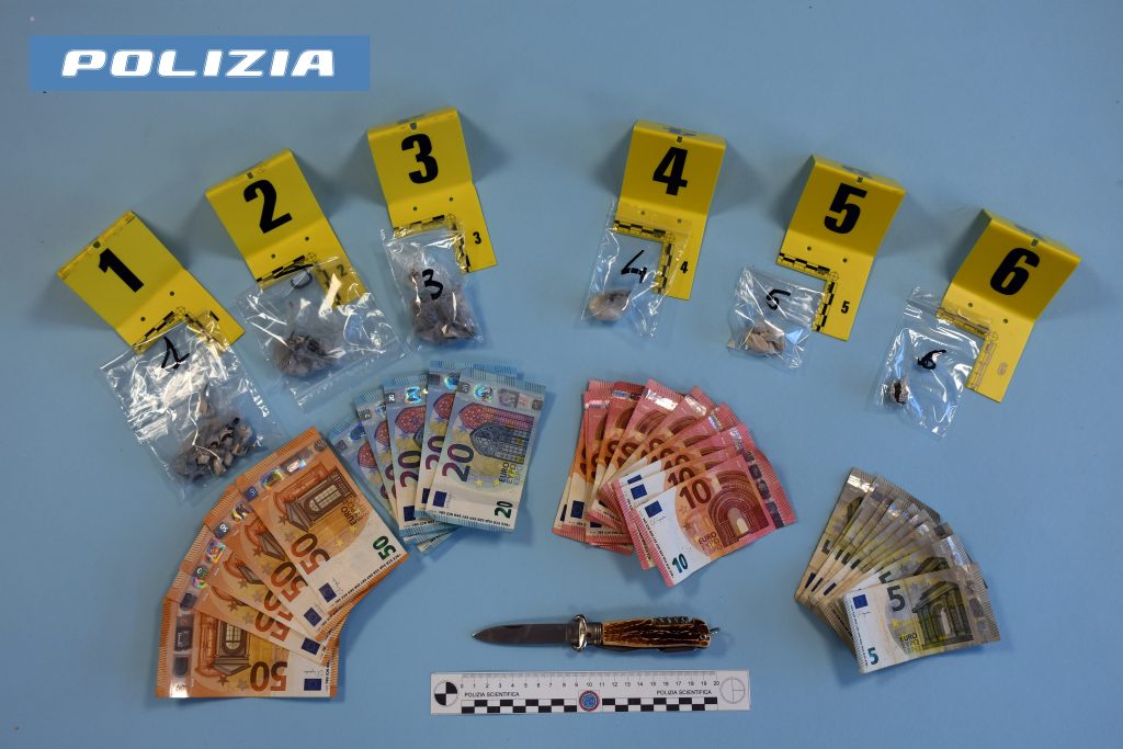 Tunisino colto con 25 grammi di cocaina in auto a Porto Sant’Elpidio. Disarmato del coltello e arrestato dalla Polizia