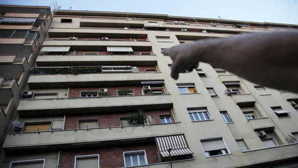 Si sporge dal settimo piano di un palazzo a Montegranaro, giovane tratto in salvo dai carabinieri