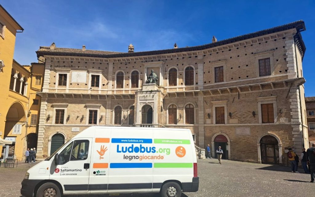 Il bus di Legnogiocando fa tappa il 27 ottobre in piazza a Fermo