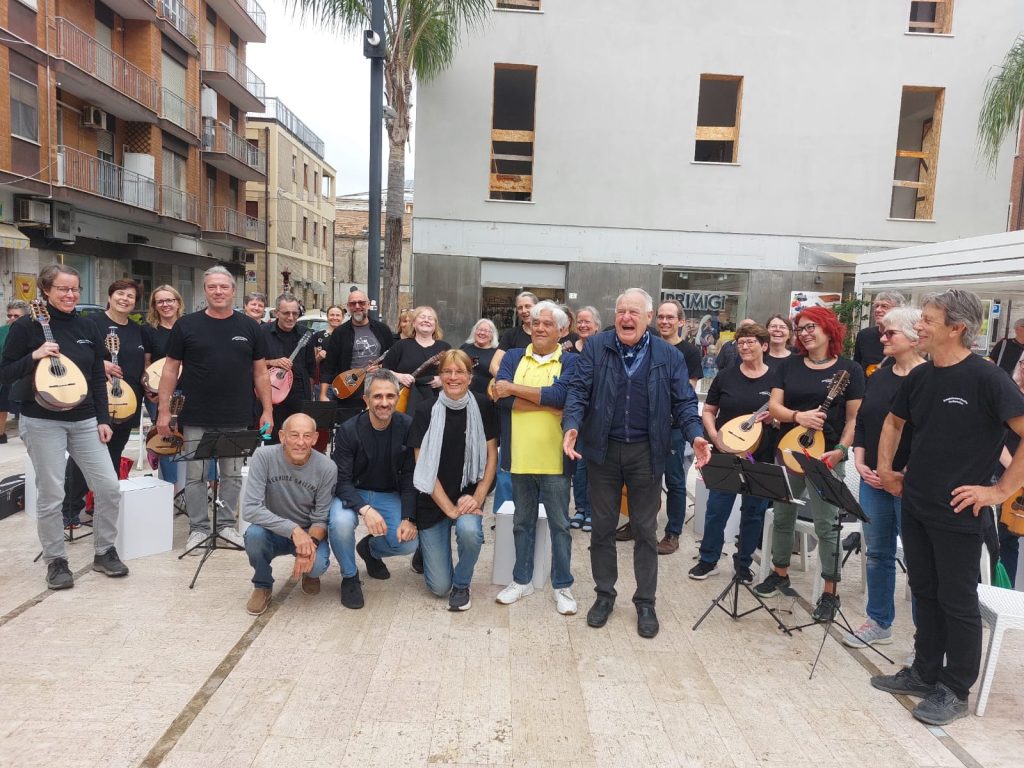 Flash mob di musicisti tedeschi a Porto San Giorgio portando “le Marche in valigia”