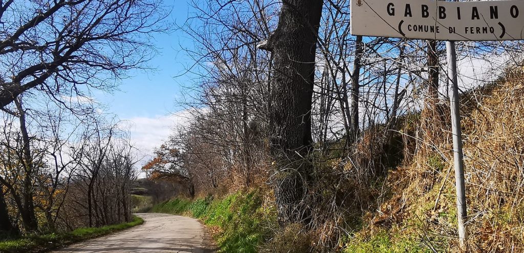 Strada abbandonata a Gabbiano, i residenti chiedono al sindaco di Fermo l’asfaltatura completa