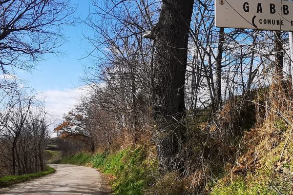 Strada abbandonata a Gabbiano, i residenti chiedono al sindaco di Fermo l'asfaltatura completa