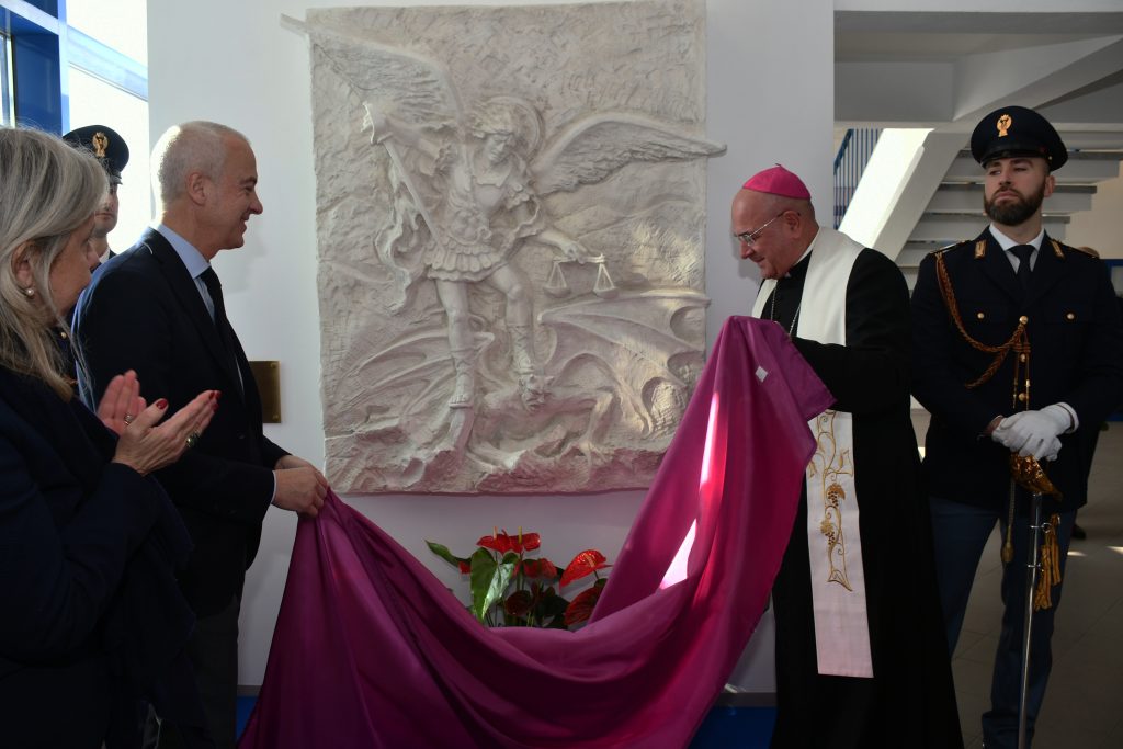 Scoperta l’effige di San Michele all’ingresso della Questura di Fermo