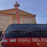 Croce piegata dal vento rimossa dai Vigili del Fuoco sulla chiesa di Altidona