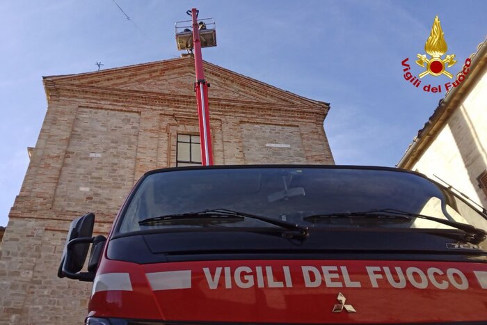 Croce piegata dal vento rimossa dai Vigili del Fuoco sulla chiesa di Altidona