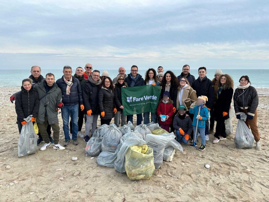 “Il mare d’inverno” è pulito sull’arenile di Porto Sant’Elpidio