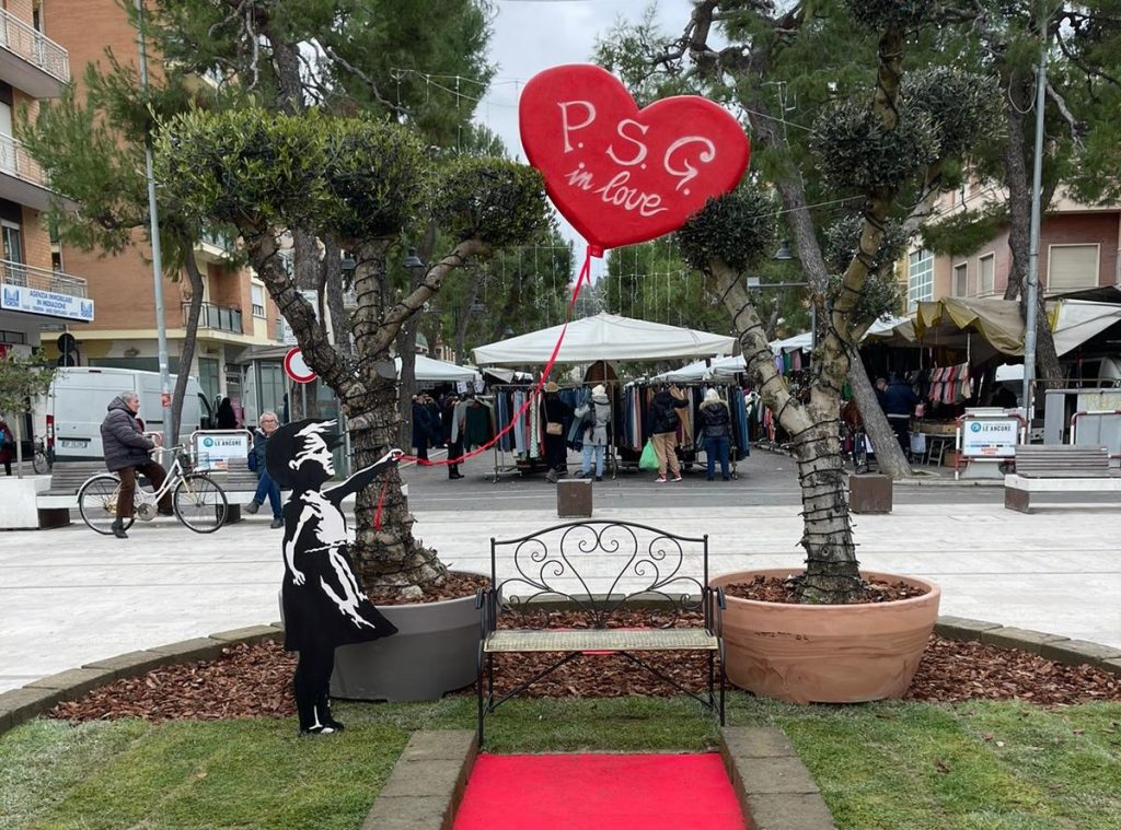 Porto San Giorgio si colora per San Valentino, area selfie in piazza Matteotti