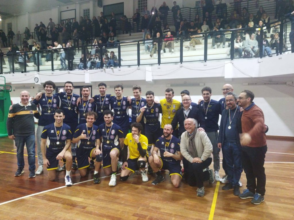 Don Celso Volley Fermo alza la Coppa Marche in casa dedicandola al presidente Sergio